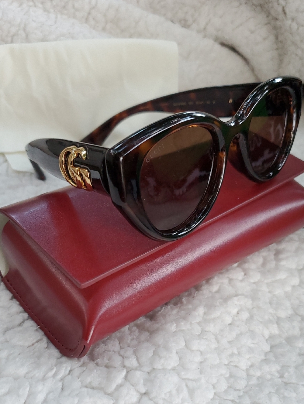 Gucci Brown Tortoiseshell Cat-Eye Sunglasses with Gold GG Accent